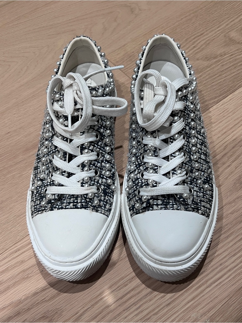 Stuart Weitzman Pearl-Embellished Tweed Sneakers - White/Black
